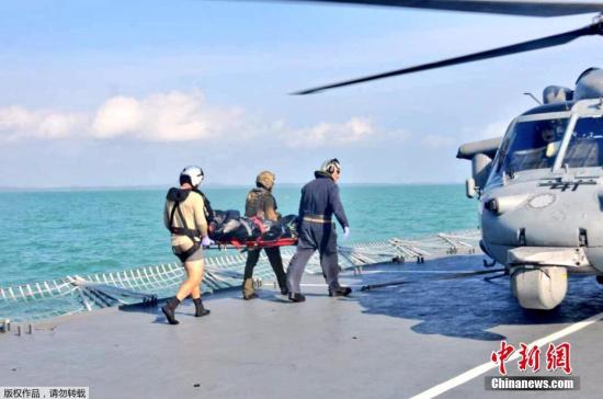 当地时间8月23日，在马来西亚附近海域，马来西亚海军和美国海军寻获一具失踪船员遗体。目前，美军已经寻获发生撞船事故的“麦凯恩”号驱逐舰部分船员遗体。美国官员22日表示，美国第七舰队司令约瑟夫·奥柯因可能将因多次舰船碰撞事故被解职。海军上将斯威夫特在新加坡举行的记者会上对媒体表示，潜水员们在搜救过程中在被密封的船舱发现了一些遗体。8月21日，美国海军导弹驱逐舰“麦凯恩”号和一艘商船在马六甲海峡附近相撞，造成美国海军10人失踪。