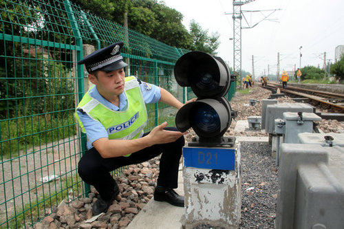李东在认真检查铁路设施设备安全