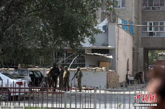 当地时间8月29日，位于美国驻阿富汗大使馆附近一个热闹的购物街发生爆炸事件。阿富汗喀布尔官员称，爆炸导致至少1人死亡，8人受伤。爆炸事件发生在上午10时左右，地点在一条商店和银行林立的街道上，街道通往美国大使馆附近的马萨德广场，靠近喀布尔的使馆区。