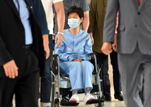 朴槿惠坐轮椅出院