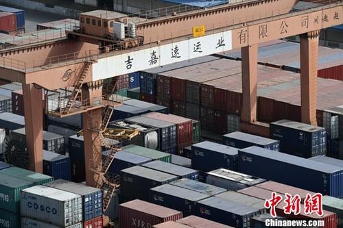 中国海关总署8月8日发布数据显示，2017年前7个月，中国货物贸易进出口总值15.46万亿元人民币，比去年同期（下同）增长18.5%。其中，出口8.53万亿元，增长14.4%；进口6.93万亿元，增长24%。图为成都国际铁路港一排排载满即将出口货物的集装箱。（资料图）<a target='_blank' href='http://www.chinanews.com/'>中新社</a>记者 张浪 摄
