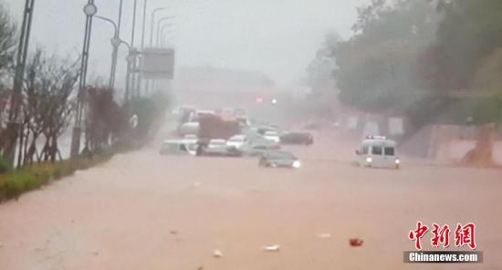 资料图：四川雅安强降雨，车辆在暴雨中艰难通行。雅安宣传部 供图