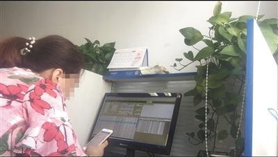 8月25日上午，一名员工打开患者资源库，准备给患者打电话。图片来源：新京报