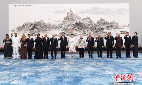 9月4日，中国国家主席习近平和夫人彭丽媛在厦门国际会议中心举行宴会，欢迎金砖国家和新兴市场国家与发展中国家对话会受邀国领导人及配偶、嘉宾，并与受邀国领导人及配偶合影。从左至右为：几内亚总统孔戴和夫人、墨西哥总统培尼亚和夫人、南非总统祖马和夫人、俄罗斯总统普京、习近平主席和夫人彭丽媛、埃及总统塞西和夫人、巴西总统特梅尔、塔吉克斯坦总统拉赫蒙、印度总理莫迪、泰国总理巴育和夫人。
<a target='_blank' href='http://www.chinanews.com/'>中新社</a>记者 毛建军 摄