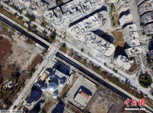 无人机航拍叙利亚，大面积建筑被毁满目疮痍。