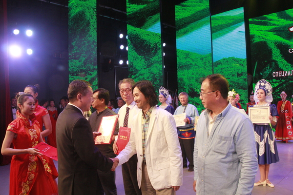 2鹤岗市市委书记张恩亮为孟祥顺颁发捐献20幅作品的荣誉证书