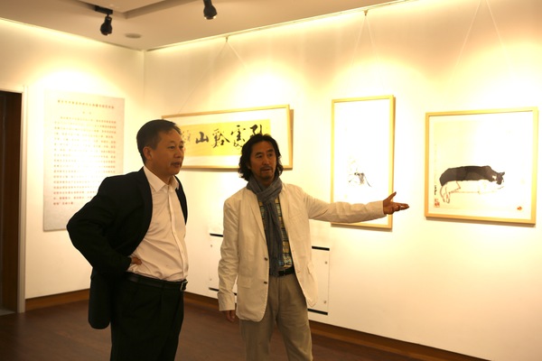 4鹤岗市委书记张恩亮与孟祥顺共同观摩孟祥顺为家乡捐赠的20幅作品