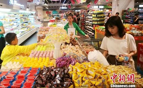 资料图：成都某超市内正在选购糖果的民众。 <a target='_blank' href='http://www.chinanews.com/'>中新社</a>记者 刘忠俊 摄