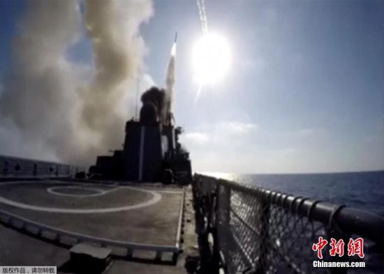 资料图：当地时间9月5日，作为俄海军地中海上常备作战力量执行任务的黑海舰队“埃森海军上将”号护卫舰向代尔祖尔地区的“伊斯兰国”设施发射了“口径”海基巡航导弹。