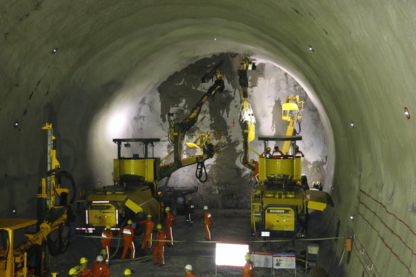 中铁隧道局集团施工的崇礼铁路一标正盘台隧道使用的世界先进的三臂液压凿岩台车正在施工作业中