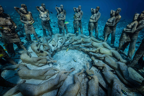 “巢”被放置在美诺岛海岸线不远处的水域。雕塑群与预计在2019年落成的Bask Gili Meno酒店只隔了一段游泳可达的距离。Bask 图