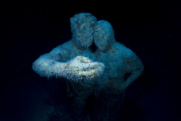 新生的珊瑚、水草逐渐出现在雕塑表面。Jason DeCaire Taylor 图