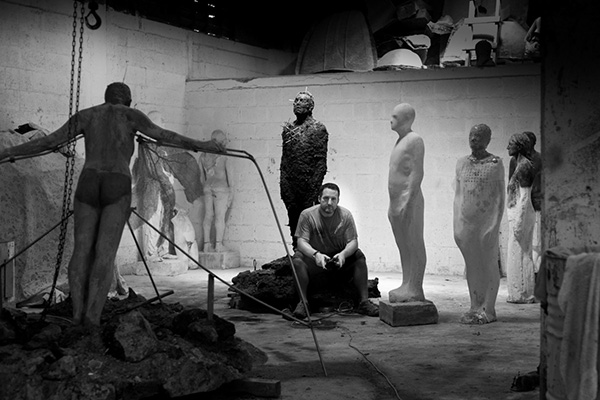 泰勒在工作室，他的身后是一系列为坎昆的水下雕塑博物馆创作的雕塑。Jason DeCaire Taylor 图