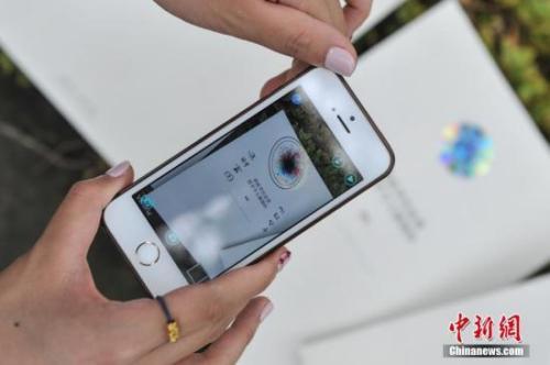 资料图。越来越多的用户用手机拍照。<a target='_blank' href='http://www.chinanews.com/'>中新社</a>记者 任东 摄