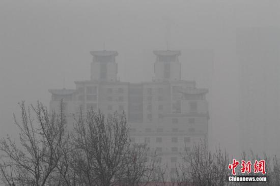 资料图：雾霾笼罩中的天津，一处高楼宛若空中楼阁。 <a target='_blank' href='http://www.chinanews.com/'>中新社</a>记者 张道正 摄