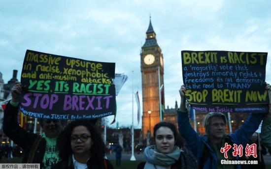当地时间2017年3月13日，英国伦敦，民众在国会大厦前聚集示威。=