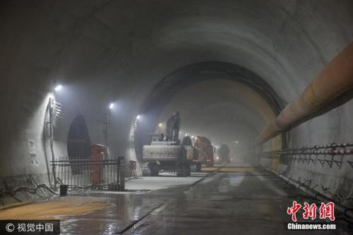 资料图：探秘京张高铁长城站。总长12.01公里的新八达岭隧道在国内虽然算不上最长，但设在隧道内的八达岭长城车站却是高铁建设史上的首例。 图片来源：视觉中国