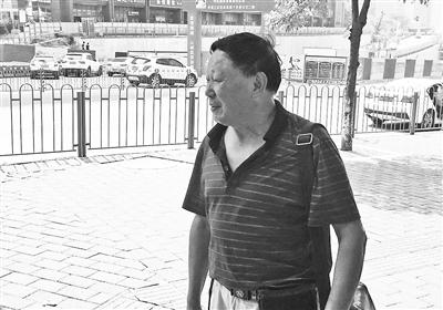 全国司法考试重庆江北区考点，71岁的考生杨昌荣走出考场。图片来源：重庆晨报