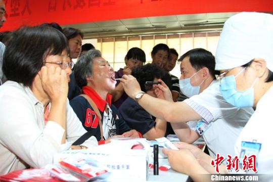 资料图：南京市民检查牙齿。吴倪娜 摄