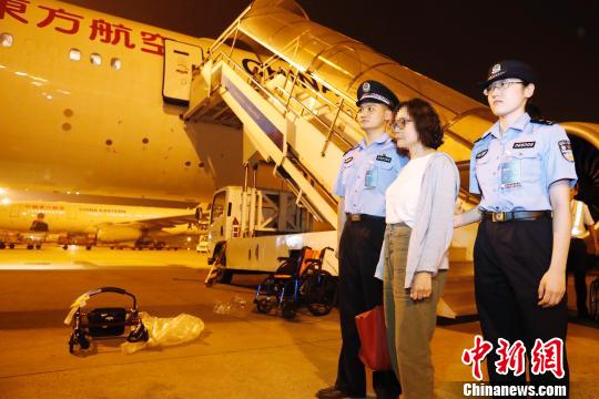 9月19日晚，闵某搭乘东航MU588次航班抵上海。　殷立勤 摄