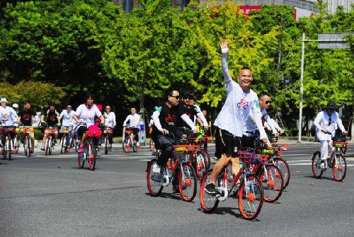 资料图片：江苏无锡市民在太湖新城内骑共享单车出行。新华社发
