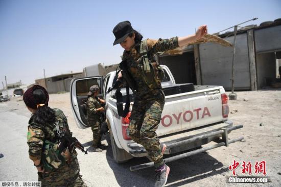 当地时间2017年7月18日，叙利亚拉卡，妇女保护协会成员前往拉卡前线作战。美国支持的叙利亚军事联盟已经占领了拉卡30%的地区。