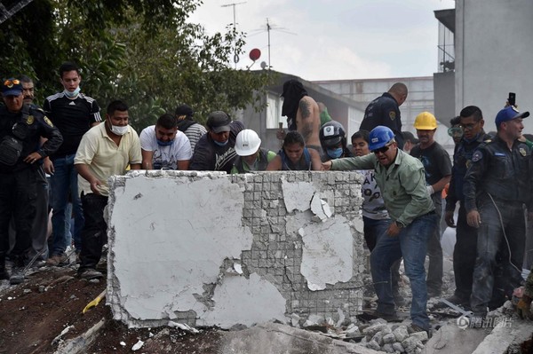 墨西哥震后民众迅速自救3