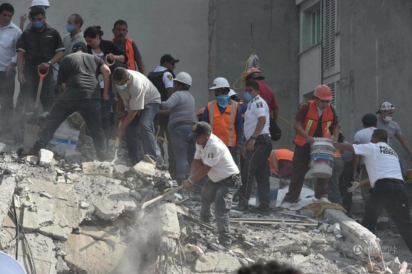 墨西哥震后民众迅速自救4