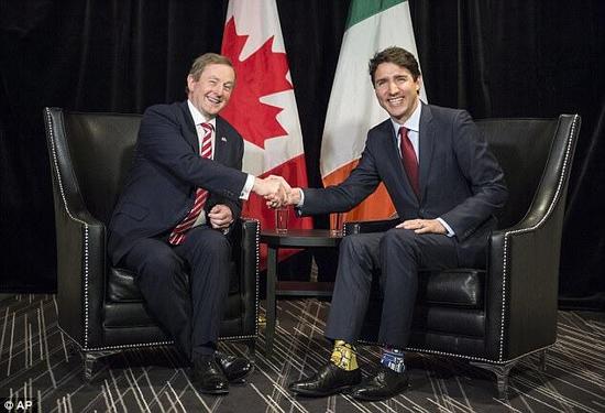 彩袜还能这么玩！加拿大总理特鲁多玩袜子外交