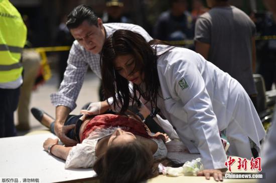 救援工作正紧张进行，伤亡人数有持续上升。图为医护人员救治在地震中受伤人员。