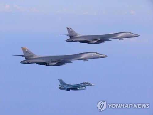 资料图片：7月30日飞抵朝鲜半岛上空的B-1B战略轰炸机(韩联社) 