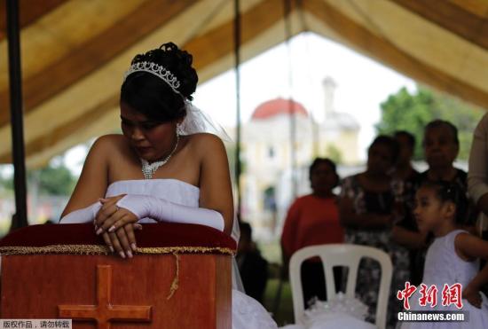 资料图：一位新娘在教堂前祈祷。