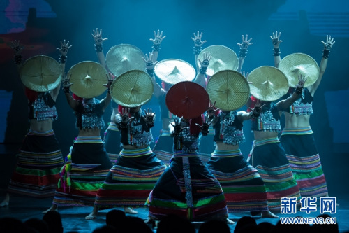 来自云南的演员表演傣族舞蹈《女儿国》。新华网发(弗尔季•奥蒂洛摄)