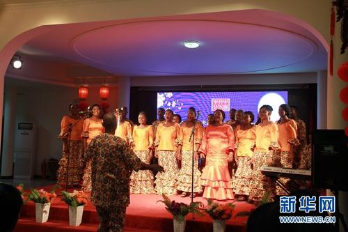 中国侨网尼日利亚首都合唱团表演合唱。新华网发