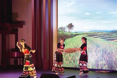 中国侨网海南文化走进圣彼得堡活动中，省民族歌舞团带来精彩表演。图为黎族舞蹈《筛，筛，筛》。 （车浇艳供图）