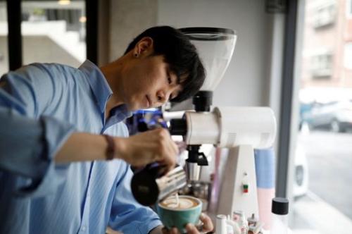 资料图：韩国咖啡师调制咖啡(图片来源：路透社)