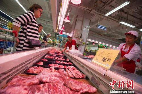 山西太原，民众在超市购买猪肉。　张云 摄