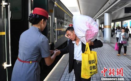 图为从兰州发往重庆的首趟列车。　杨艳敏 摄