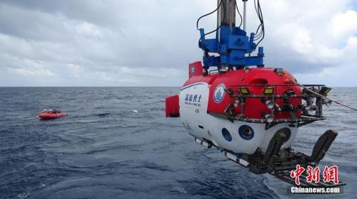 10月3日，“深海勇士”号载人深潜试验队在中国南海完成“深海勇士”号载人潜水器的全部海上试验。图为8月中旬拍摄的载人潜水器(右)和“蛙人”。 <a target='_blank' href='http://www.chinanews.com/'>中新社</a>记者 张素 摄