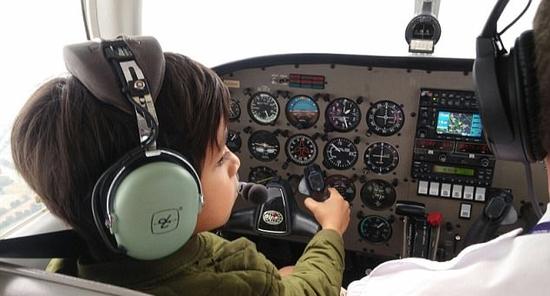 英国7岁男童掌舵飞机 成为年纪最小飞行学员
