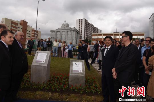 中国侨网图为中国驻巴西大使李金章（右二）和巴西库里蒂巴市市长拉斐尔·格雷卡（左二）等为“中国广场”揭幕。　莫成雄　摄