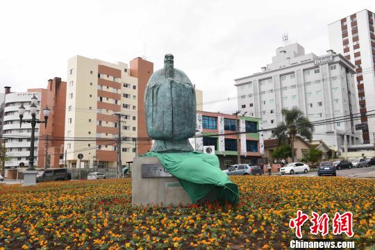 图为中国美术馆馆长吴为山教授创作的孔子青铜雕像同时在“中国广场”落成。　莫成雄 摄