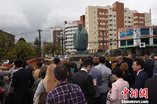 图为“中国广场”和孔子雕像揭幕现场。　莫成雄 摄