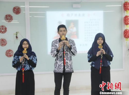 图为印尼学生演奏葫芦丝。　林永传 摄