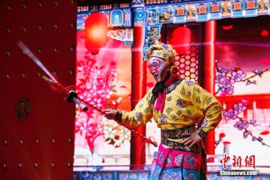 图为北京的艺术家在开幕式文艺演出中表演京剧《闹龙宫》选段。 <a target='_blank' href='http://www.chinanews.com/'>中新社</a>记者 余瑞冬 摄