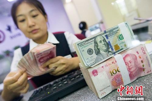 7月12日，山西太原，银行工作人员清点货币。 <a target='_blank' href='http://www.chinanews.com/'>中新社</a>记者 张云 摄