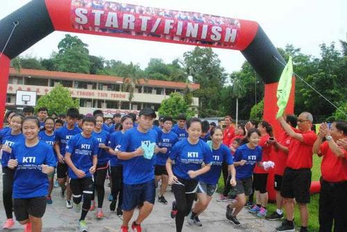 中国侨网学生组开跑。（马来西亚《星洲日报》）