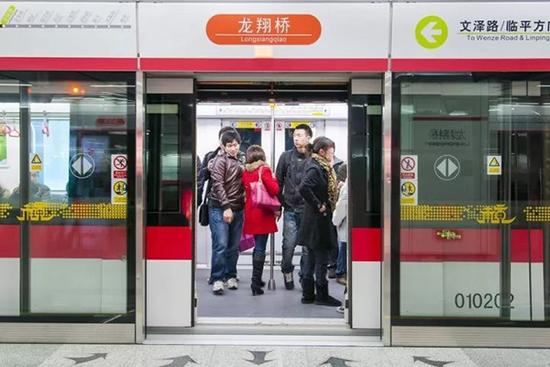 网友地铁偶遇下班副市长:站车厢角落 有座位没坐