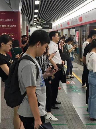 网友地铁偶遇下班副市长:站车厢角落 有座位没坐