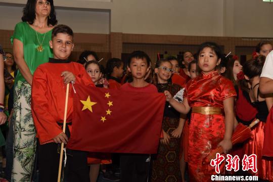 中国侨网图为慈佑学校中文部华裔学生及各国同学的队伍。　莫成雄　摄
